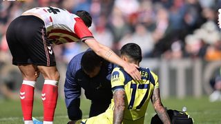 Tottenham lo sốt vó khi đội trưởng Romero dính chấn thương đầu gối