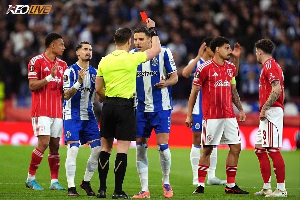 Thẻ đỏ của Bednarek khiến Porto sớm rơi vào bất lợi | Keolive