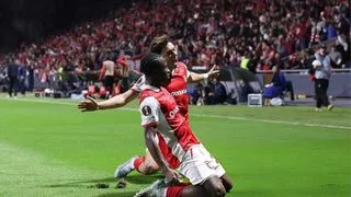 Hình ảnh cho bài Từ người hùng thành tội đồ, Atubolu khiến Freiburg nhận trận thua phút cuối