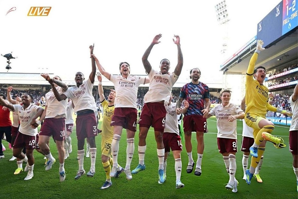 Tiếng còi mãn cuộc cất lên là lúc các cầu thủ Arsenal ăn mừng chức vô địch | Keolive