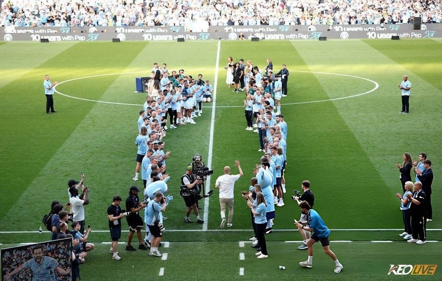 Pep Guardiola, Bernardo Silva và John Stones nói lời chia tay với Man City | Keolive