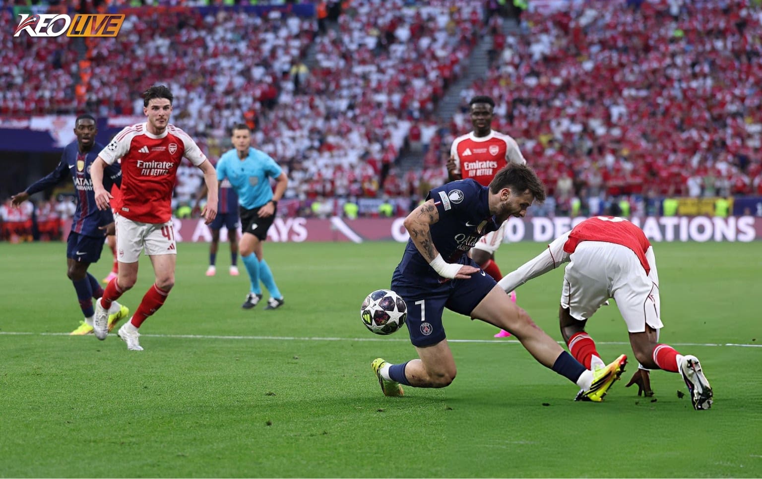 Tình huống phạm lỗi của Mosquera đem về quả 11m cho PSG | Keolive