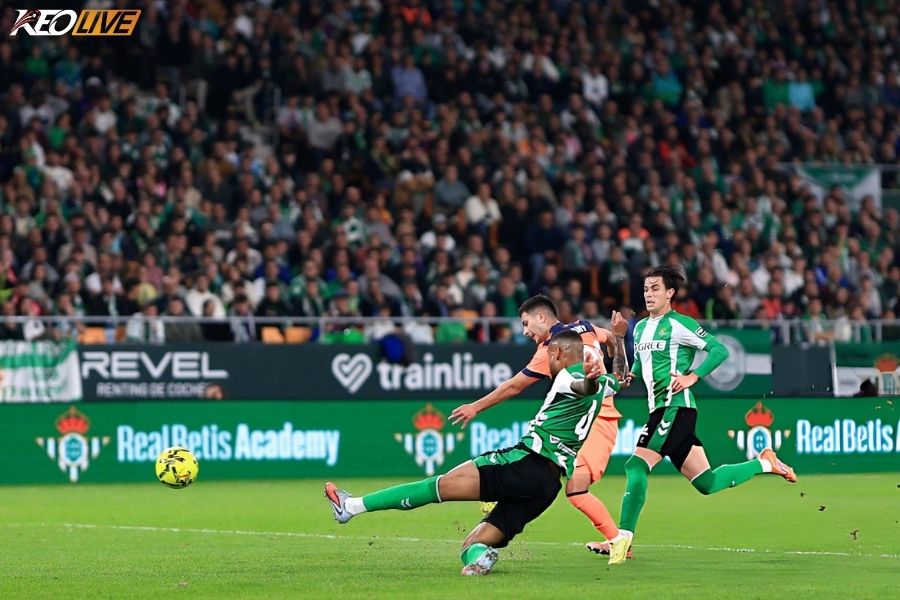 Ở lượt đi mùa này, Barcelona thắng Real Betis 5-3  | Keolive