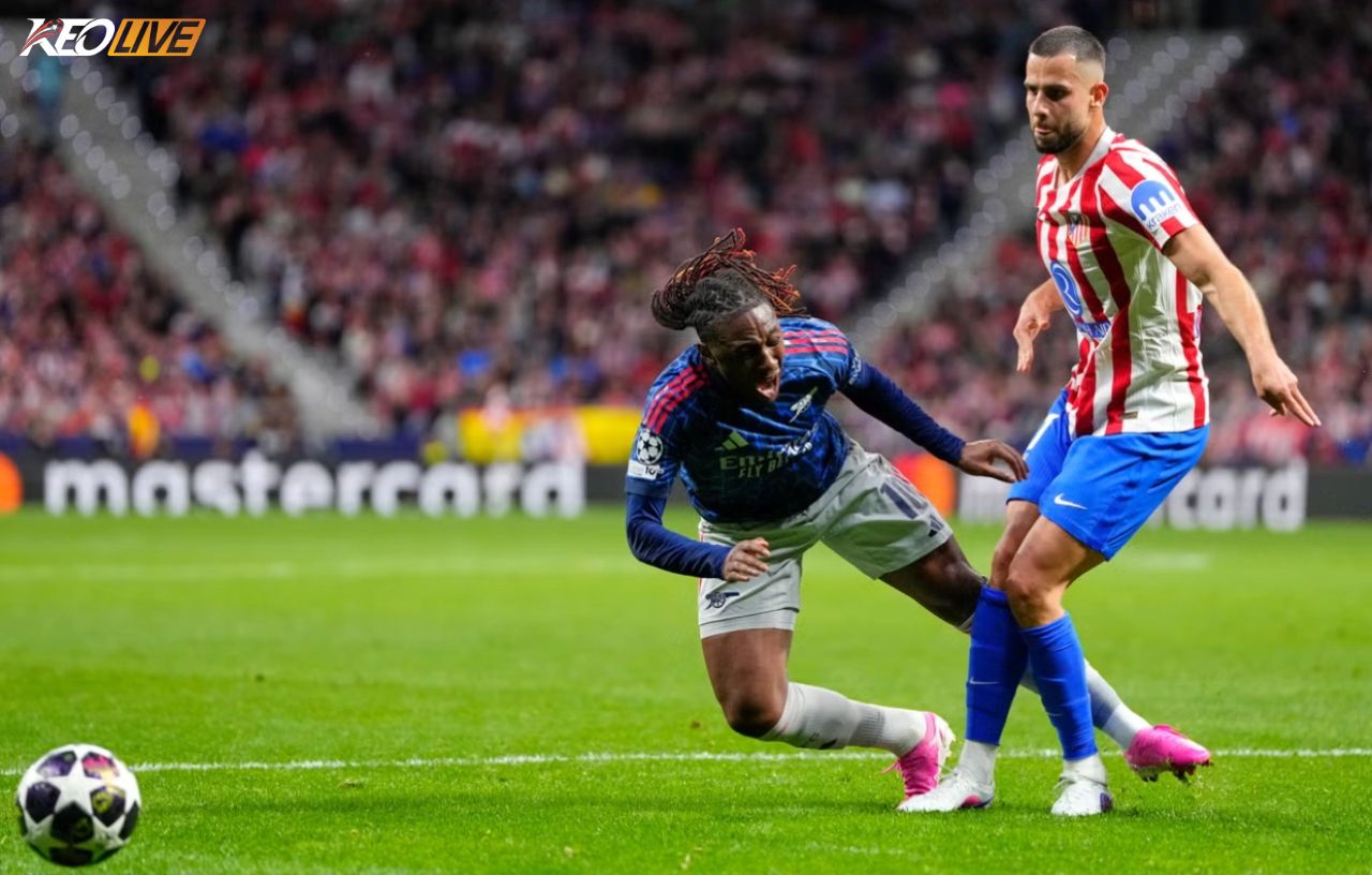 Tình huống Eze bị phạm lỗi trong vòng cấm nhưng Arsenal không được hưởng phạt đền trước Atletico | Keolive