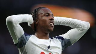 Từ người hùng trở thành tội đồ, Tel khiến Spurs lỡ cơ hội bứt khỏi nhóm xuống hạng
