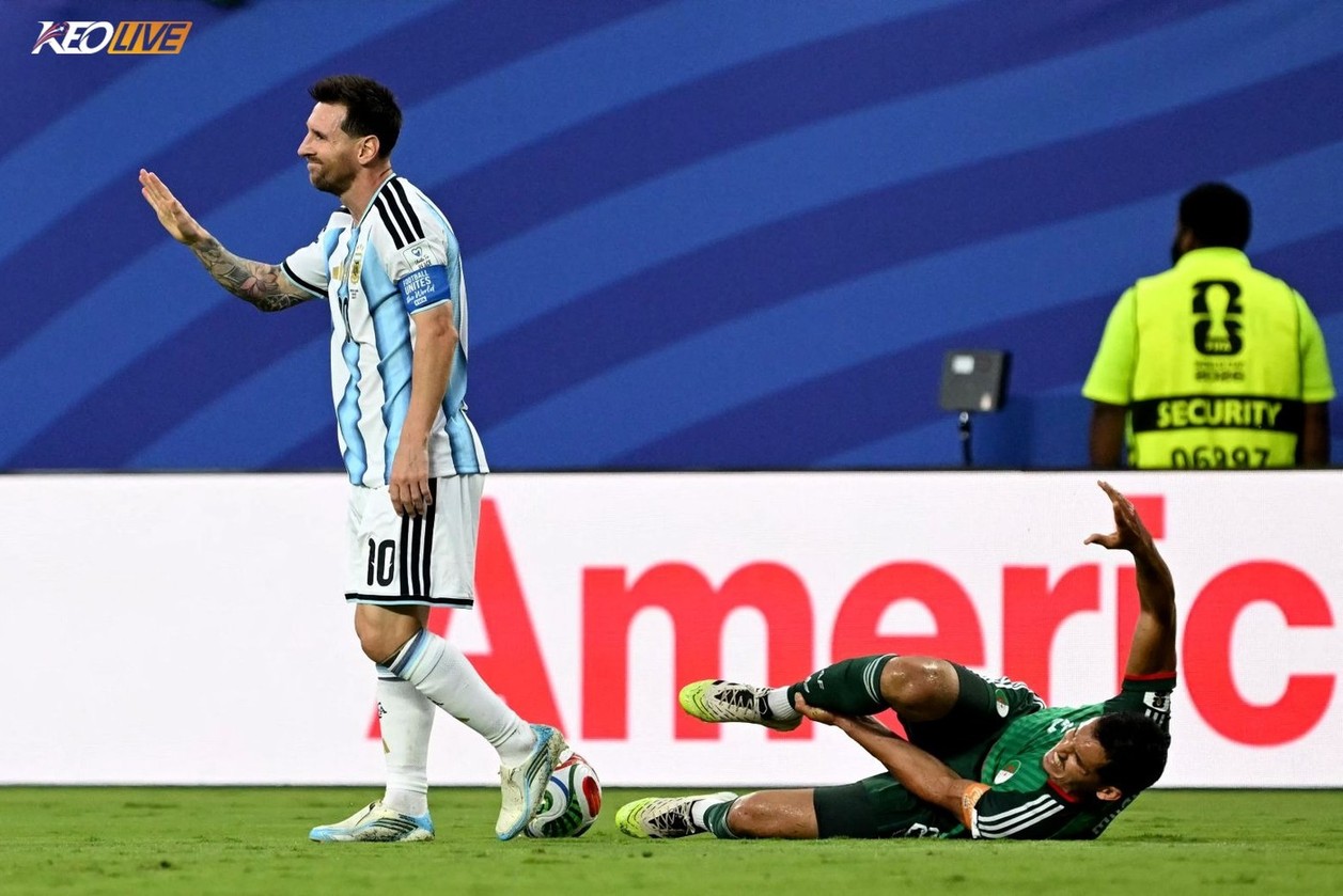 Algeria cáo buộc Messi giẫm lên chân Aissa Mandi trong pha tranh chấp gây tranh cãi | Keolive
