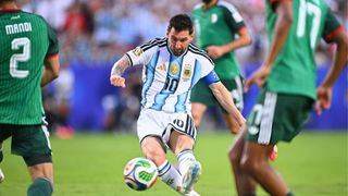 Hình ảnh cho bài Messi lập hat-trick, Argentina ra quân thuận lợi 