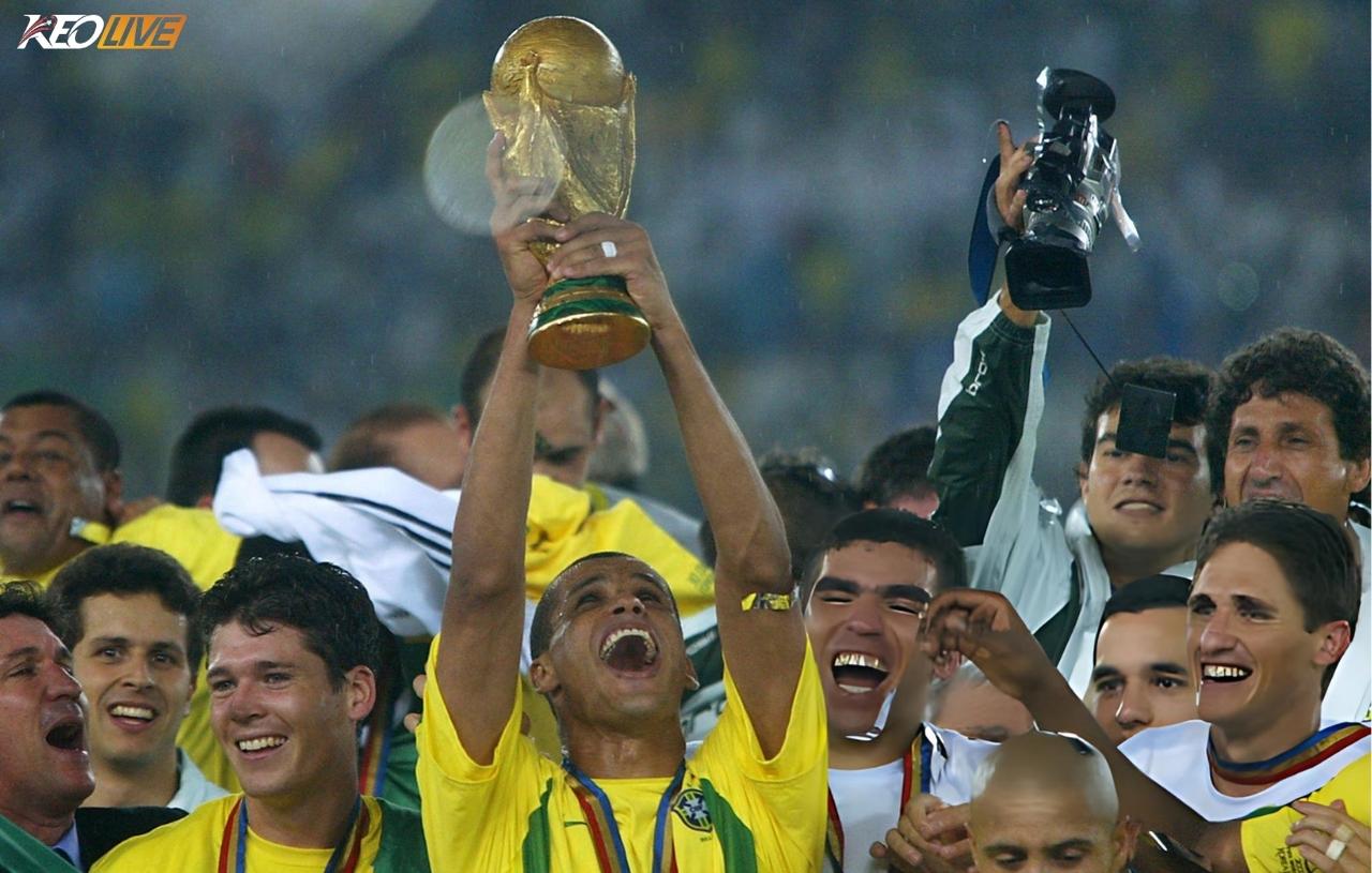 Brazil nâng cao cúp vàng World Cup 2002 tại Yokohama | Keolive