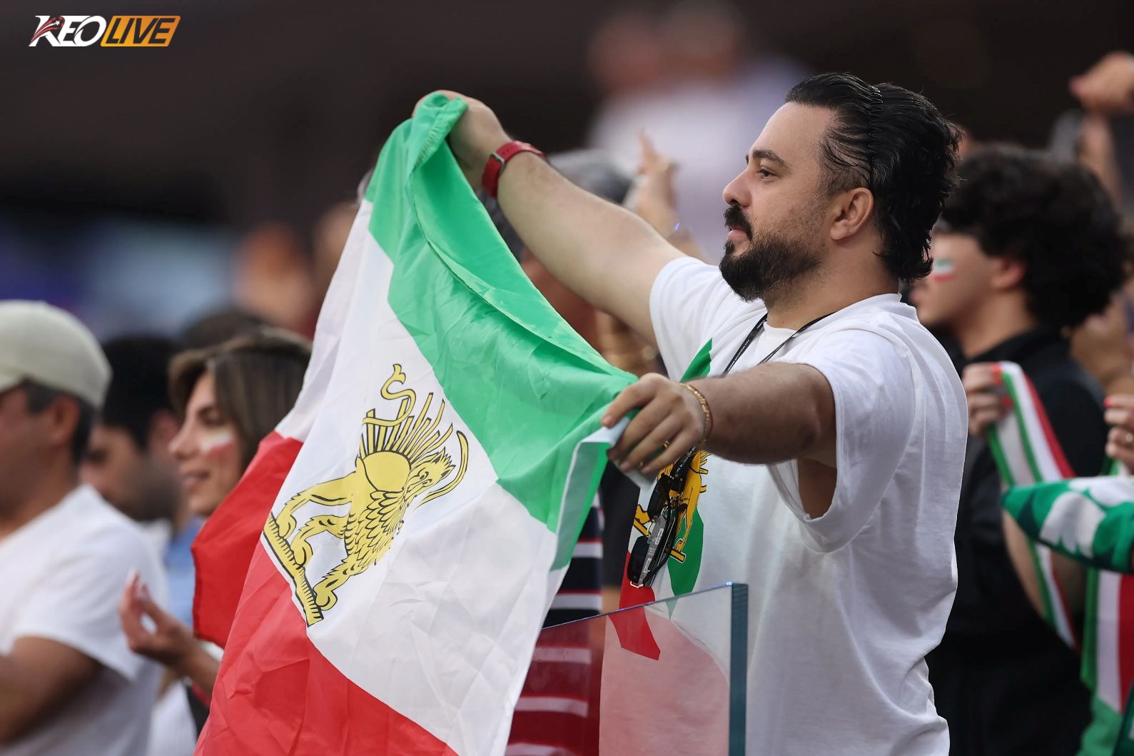 CĐV Iran đã lén mang các lá cờ bị cấm vào bên trong sân SoFi | Keolive