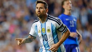 Hình ảnh cho bài Messi tái xuất và ghi bàn, Argentina thắng dễ trước Iceland