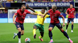 Hình ảnh cho bài Mokoena ghi bàn phút cuối, Bafana Bafana níu hy vọng đi tiếp