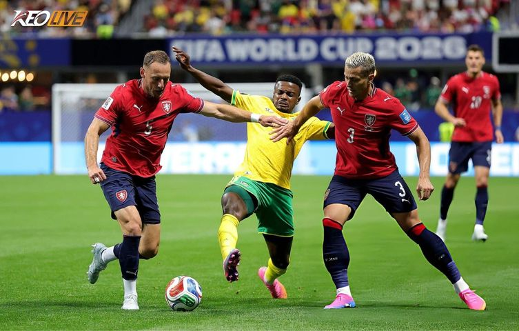 Mô tả hình ảnh cho bài viết Mokoena ghi bàn phút cuối, Bafana Bafana níu hy vọng đi tiếp
