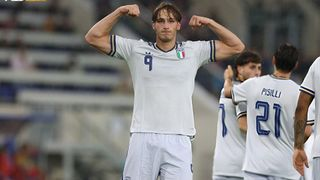 Hình ảnh cho bài Esposito tỏa sáng, Azzurri thắng nhọc nhằn Luxembourg