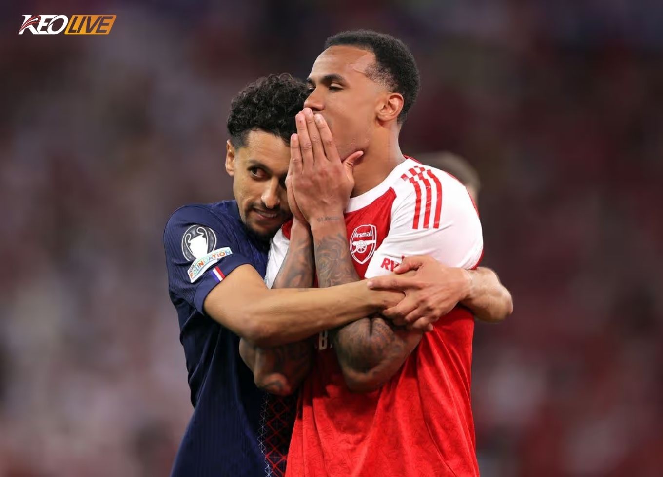 Marquinhos chủ động bước đến bên Gabriel để an ủi anh | Keolive