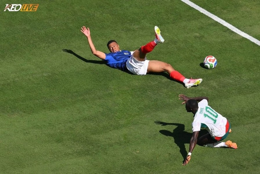 Mbappe tưởng như đã mang về cho tuyển Pháp một quả phạt đền pha phạm lỗi của Mane | Keolive