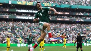 Hình ảnh cho bài Hai bàn, ba thẻ đỏ, Mexico khởi đầu World Cup tưng bừng