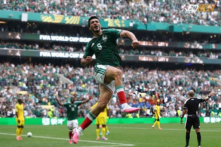 Hình ảnh minh họa cho bài viết Hai bàn, ba thẻ đỏ, Mexico khởi đầu World Cup tưng bừng