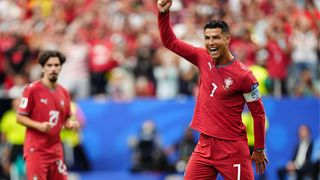 Hình ảnh cho bài Ronaldo đi vào lịch sử World Cup trong chiến thắng hủy diệt Uzbekistan
