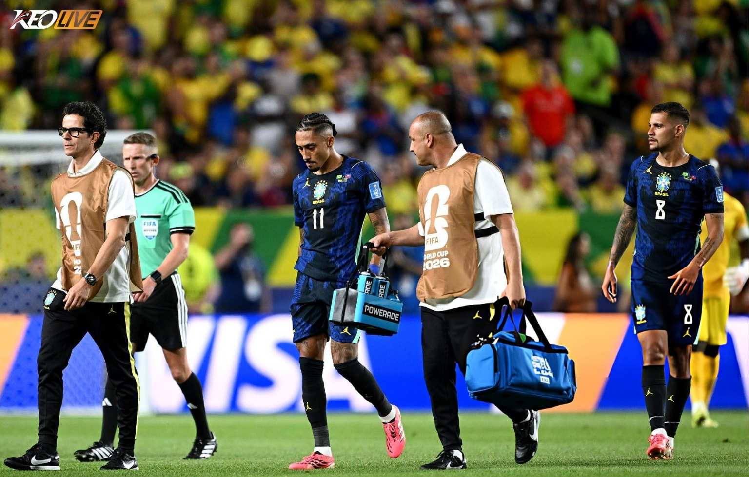 Raphinha rời sân trong sự hỗ trợ của đội ngũ y tế Brazil | Keolive