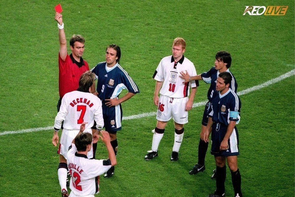 Tấm thẻ đỏ tai tiếng của Beckham | Keolive
