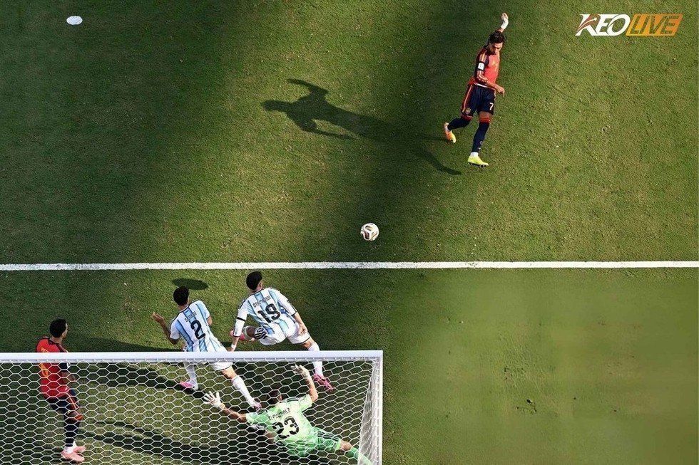 Pha ghi bàn để đời của Torres | Keolive