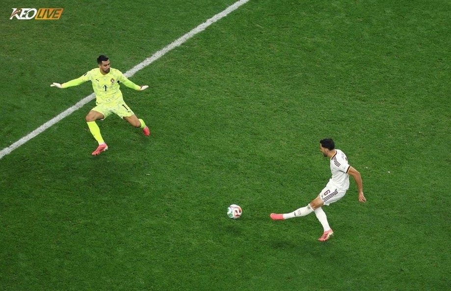 La Roja tiễn Bồ Đào Nha về nước bằng bàn thắng muộn của Mikel Merino | Keolive