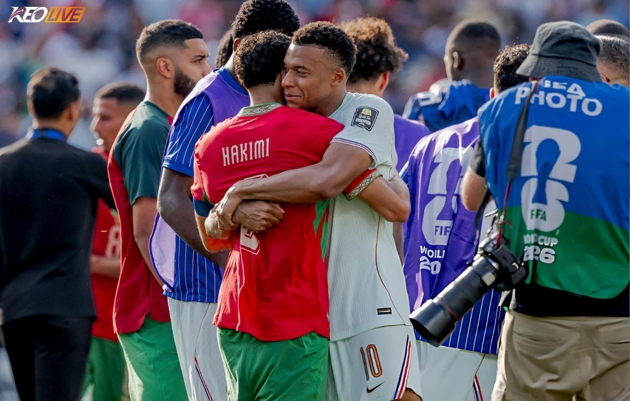 Mbappé và Hakimi ôm nhau sau trận đấu đầy cảm xúc | Keolive