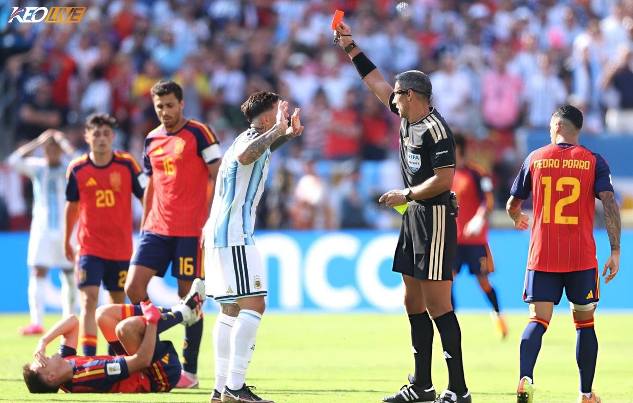 Trọng tài rút thẻ đỏ trong trận chung kết World Cup đầy căng thẳng | Keolive