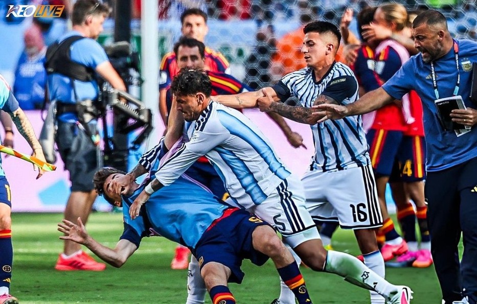 FIFA phạt nặng Paredes sau vụ xô xát với Tây Ban Nha | Keolive