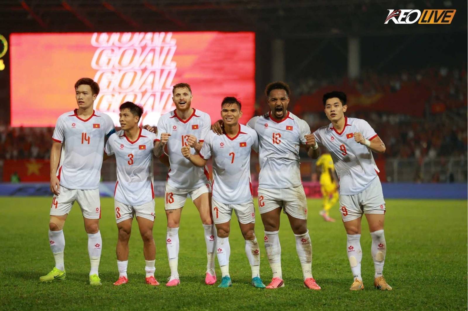 Việt Nam vượt lên Malaysia dù gặp nhiều khó khăn bủa vây | Keolive