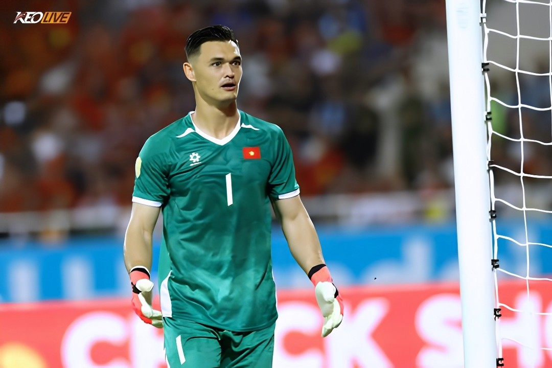 Patrik Lê Giang thoát thẻ đỏ trong gang tất nhờ công nghệ VAR | Keolive