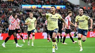 Hình ảnh cho bài Guimaraes nã đại bác phá lưới Sunderland, Pháo thủ giữ mạch toàn thắng