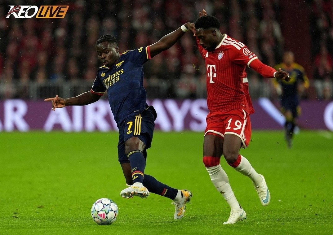 Bukayo Saka tranh chấp quyết liệt với Alphonso Davies trước khi phải rời sân sớm vì chấn thương | Keolive