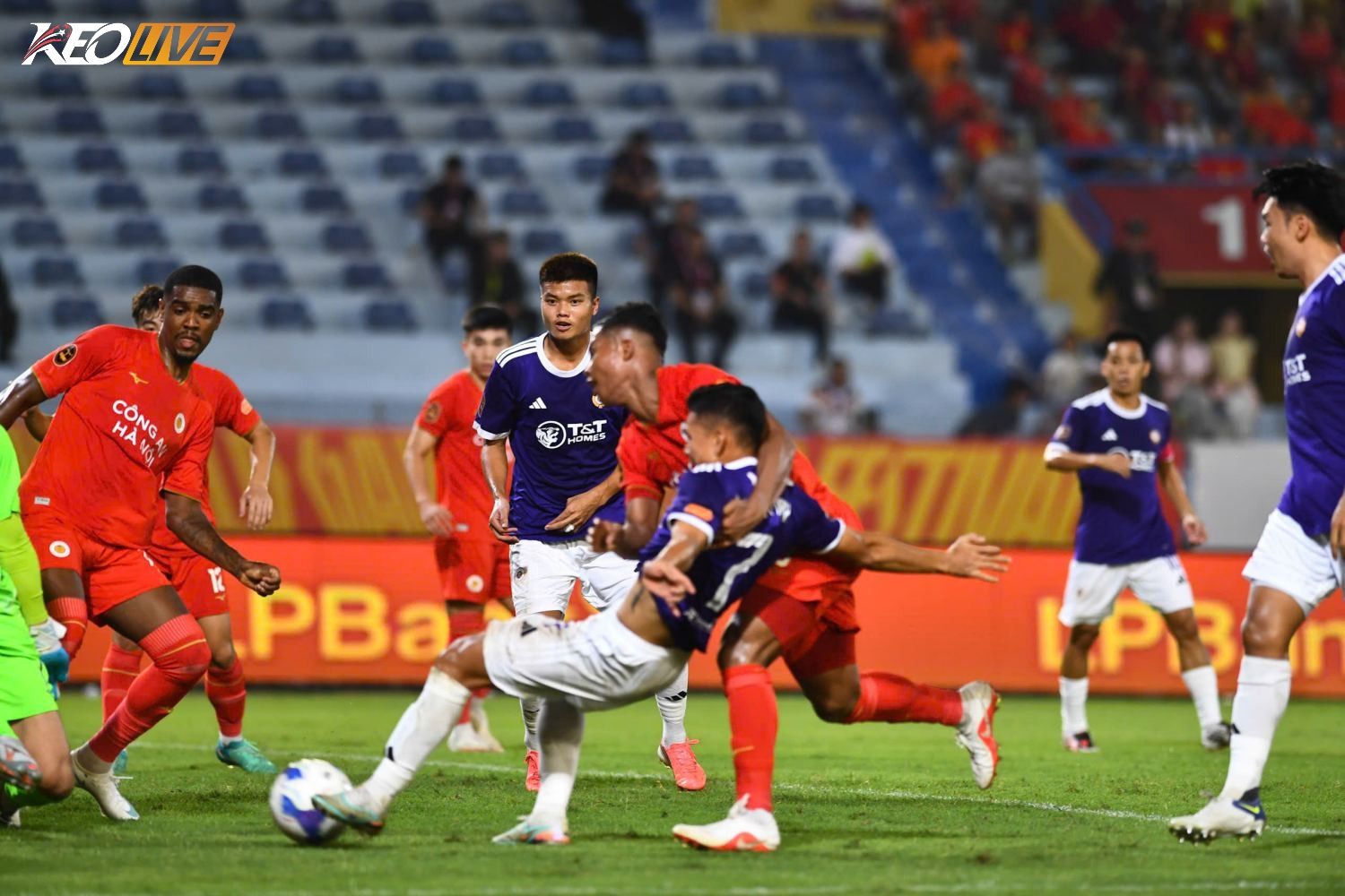 CAHN nhận thất bại trước Hà Nội FC, đánh mất ngôi đầu V-League 2026/27 | Keolive