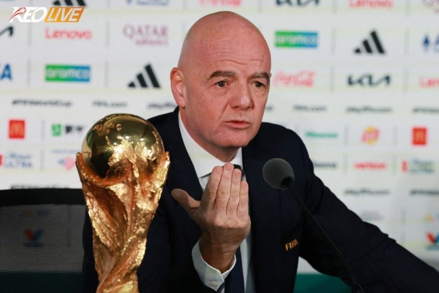 Gianni Infantino đối mặt với những câu hỏi về tính minh bạch tài chính sau thông tin liên quan đến các khoản thù lao bổ sung. | Keolive