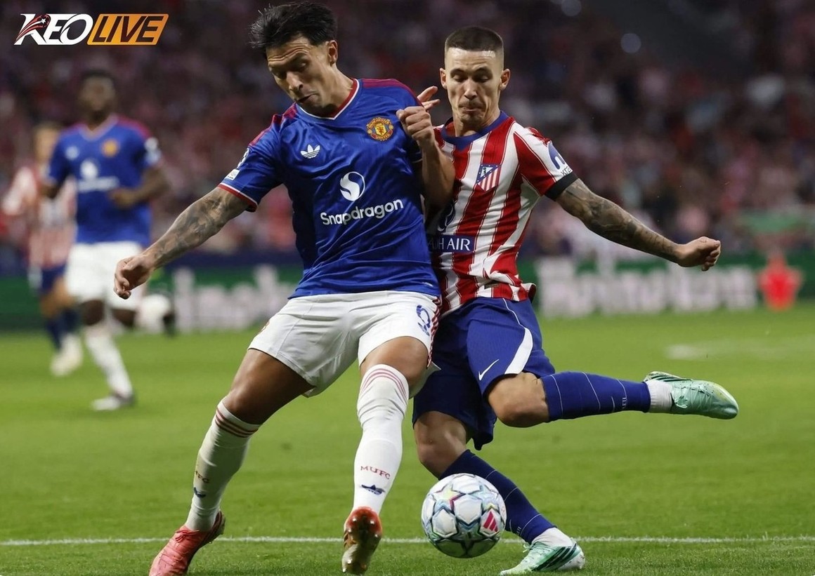 Lisandro Martinez tranh chấp trong trận gặp Atletico Madrid | Keolive