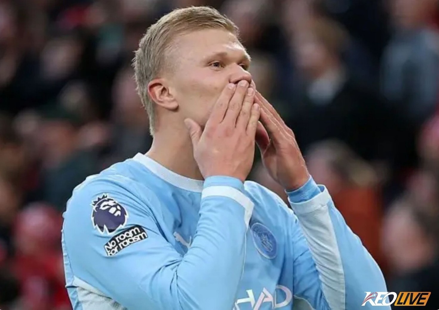 Erling Haaland ăn mừng sau khi ghi bàn vào lưới Liverpool | Keolive