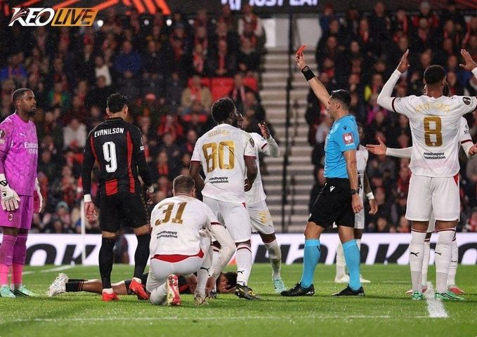 Mô tả hình ảnh cho bài viết Maignan lên tiếng sau thẻ đỏ gây tranh cãi trước Bournemouth