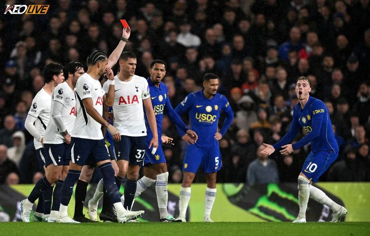 Hình ảnh minh họa cho bài viết Tottenham hạ Chelsea, Palmer nhận thẻ đỏ trong derby London